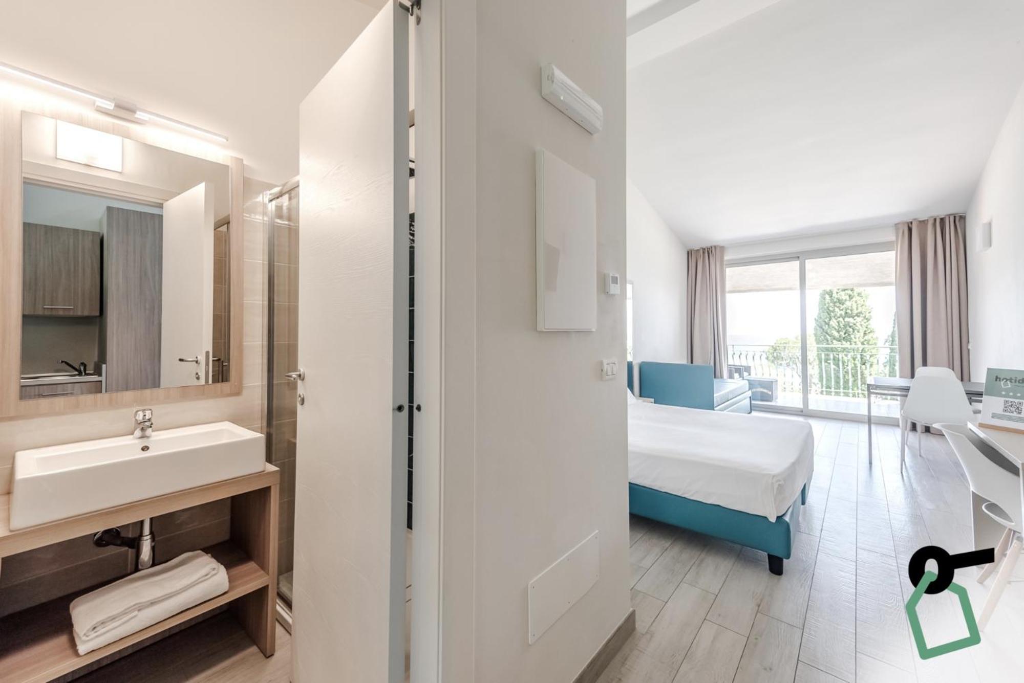 Hotiday Apartment Collection - Desenzano Desenzano del Garda Bagian luar foto