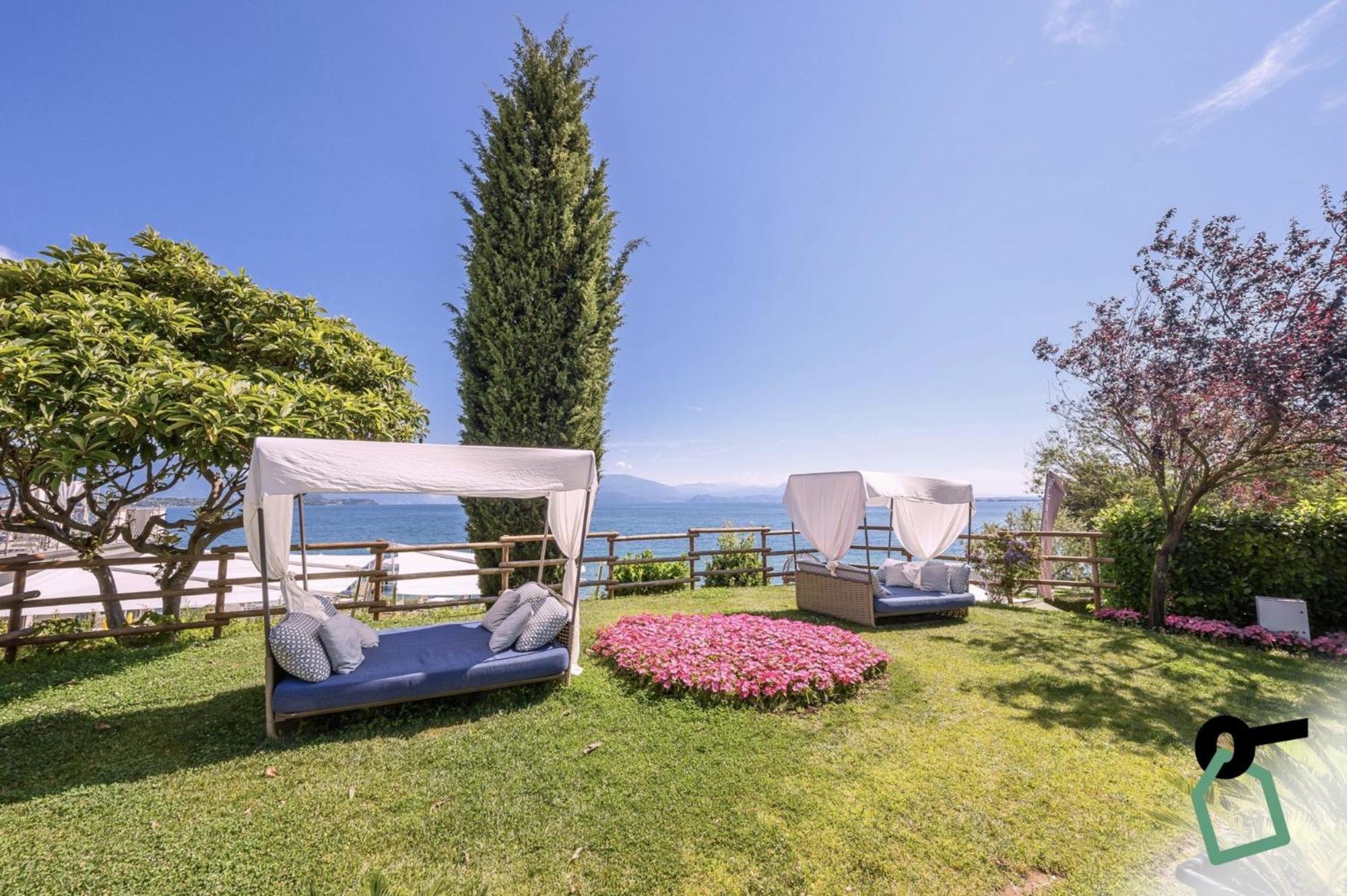 Hotiday Apartment Collection - Desenzano Desenzano del Garda Bagian luar foto