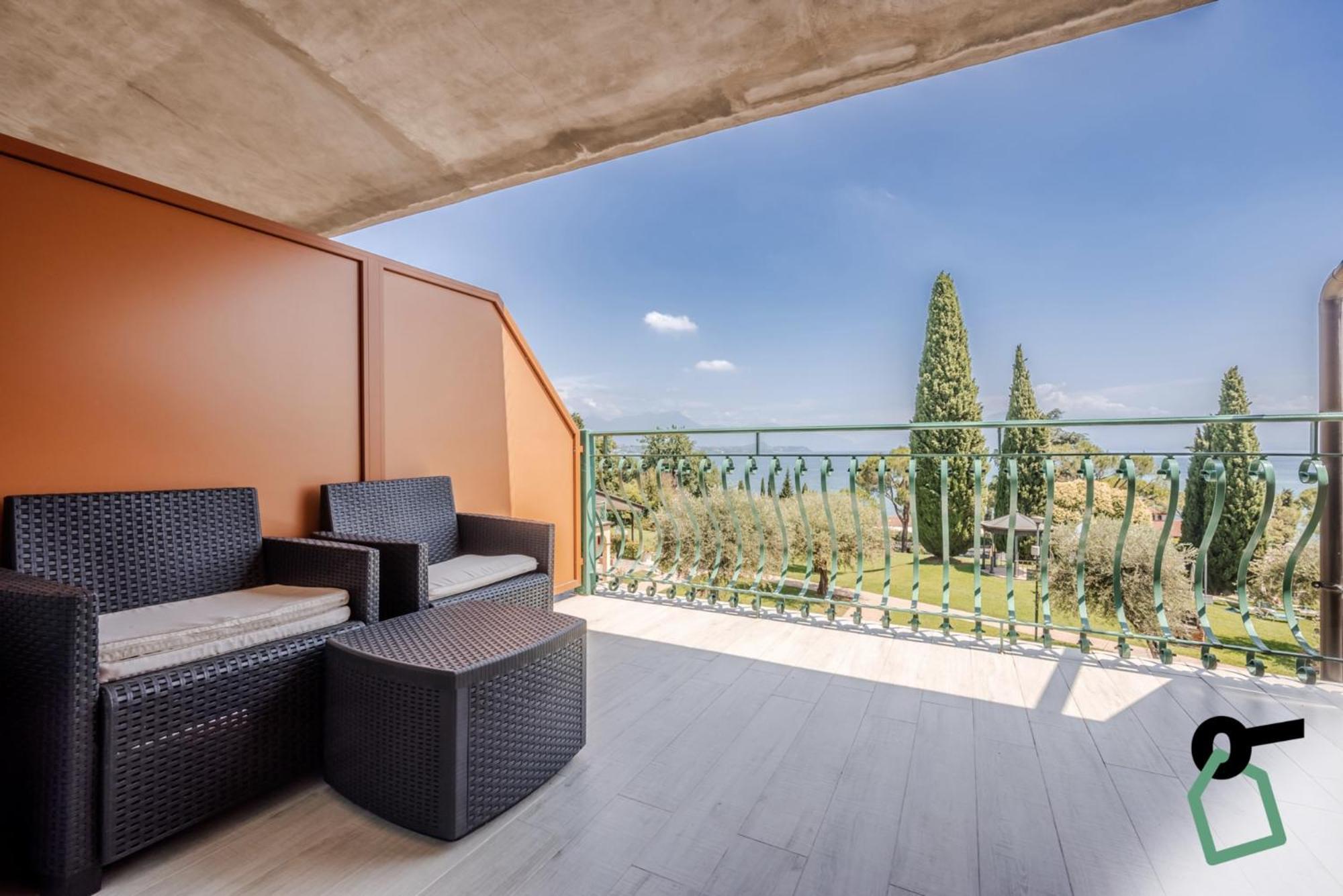 Hotiday Apartment Collection - Desenzano Desenzano del Garda Bagian luar foto
